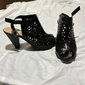 Women’s black opened toed heels